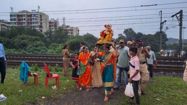 devotees risk their lives for ganpati bappa immersion citizens cross railway tracks to reach creek coast kalyan dombivli