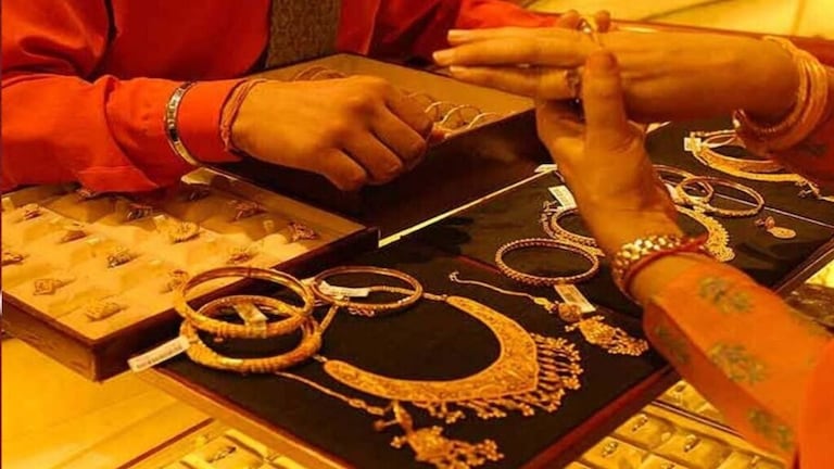Gold-Silver Price Today : सोनं झालं स्वस्त, चांदीच्या दरातही झाली घट today gold silver rates today ibjarates com Silver prices have also fallen Today gold and silver are cheaper Indian bullion market. Rs 60 thousand per 10 grams price of silver is more than 72 thousand rupees per kg