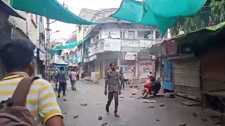 Kheda : धक्कादायक! गुजरातमध्ये शिव यात्रेवर दगडफेक, 3 पोलीस गंभीर Kheda, shiv Yatra gujarat polic stone pelting policemen injured