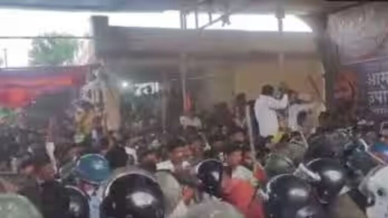 Maratha kranti morcha:’आता आम्हाला गोळ्या घाला, आरक्षण हे घेणारच’, सरकारला नेमका इशारा कोणाचा..? Jalna morcha lathi charge antrawali sarati manoj jarange patil