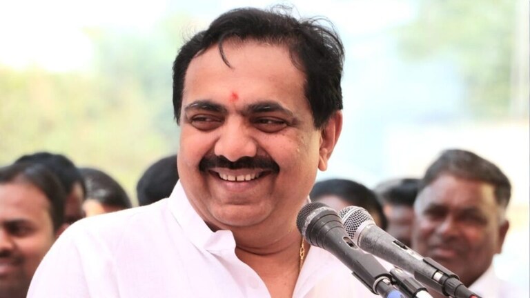 NCP Jalgaon Sabha : ‘…तर तुम्ही सरकारमध्ये काय करता?’; जयंत पाटलांचा सत्ताधाऱ्यांवर निशाणा Jayant patil Jalgaon ncp sabha