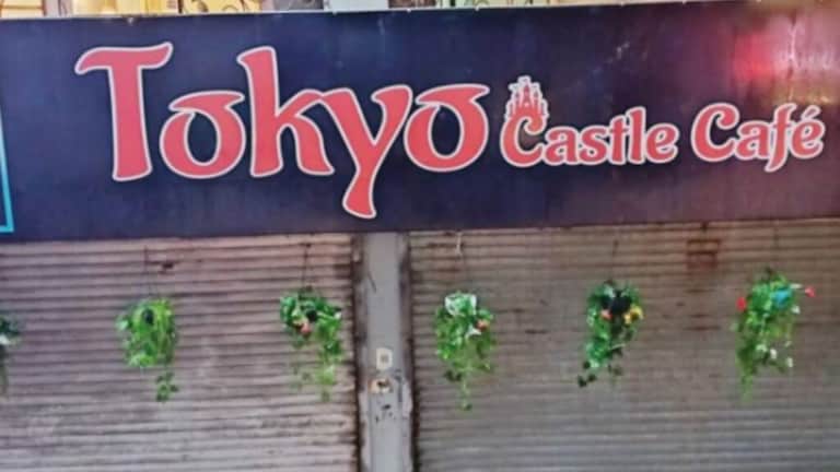 Kolhapur Crime: कॅफेमध्ये भलताच खेळ, अश्लील चाळे सुरू असतानाच पोलिसांची एंट्री अन्… kolhapur police action against 14 young men and women obscene tokyo cafe in takla Kolhapur city case registered against owner tokyo cafe with college youths