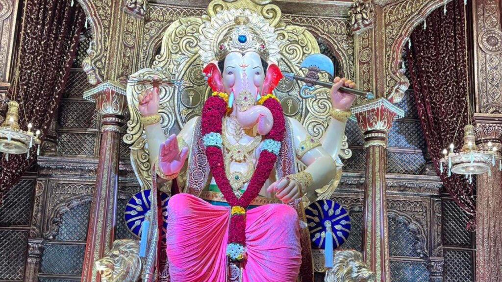 lalbaugcha raja 2023 viral video crowd pushing in the and pandal workers conciet