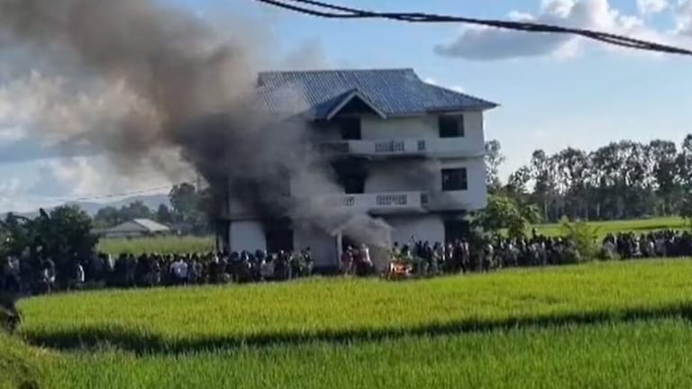 Manipur violence : मणिपूर पुन्हा पेटलं! लोकांनी भाजपचं कार्यालयाच जाळलं Manipur Violence once again Agitators set BJP offices on fire two students are missing. AFSPA has been extended by six months increasing violence.