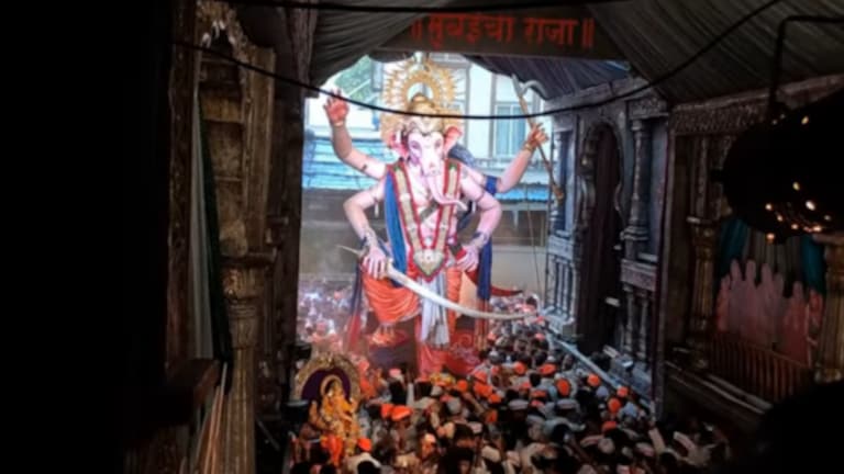 Ganesh Visarjan 2023 Mumbai : ‘…आता डोळे भरुन आलेत बाप्पा तुला पाहुन जाताना’ ganpati visarjan 2023 in marathi ganpati visarjan 2023 mumbai ganpati visarjan 2023 pune lalbaugcha raja visarjan live mumbaicha raja visarjan live