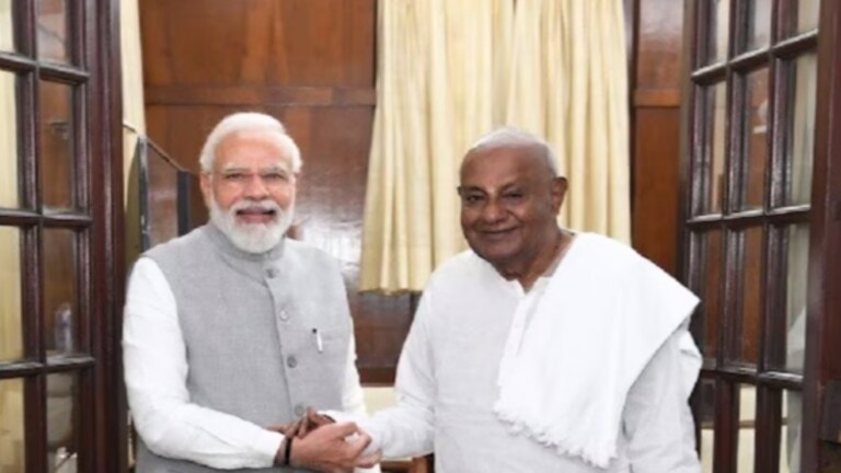Lok Sabha election 2024 : भाजपला मिळाला नवा मित्र, कर्नाटकात बदलणार समीकरणं JDS chief HD Deve Gowda has also met with Home Minister Amit Shah and BJP President JP Nadda regarding the alliance. BJP has agreed in principle on alliance with JDS