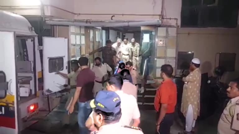 Mumbai Crime News : एअर होस्टेस तरुणीची हत्या, पवईतील फ्लॅटमध्ये आढळला मृतदेह mumbai crime news marathi : 25 year old girl dead body found in a flat. police investigating this case.