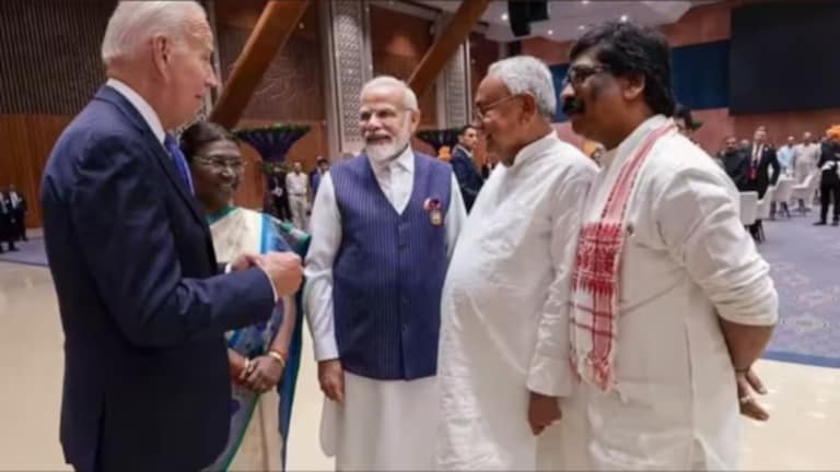 Lok Sabha Election 2024 : नितीश कुमारांची पुन्हा भाजपशी जवळीक? काय घडलं? Nitish Kumar's meeting with Prime Minister Narendra Modi during Draupadi Murmu's dinner and both the leaders looking very comfortable with each other.