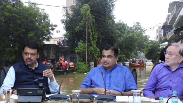 nagpur rain news : Devendra fadnavis and nitin gadkari conduct review meeting of nagpur flood situation.