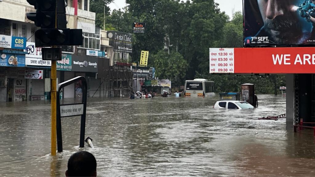 100 mm rain in just 4 hours in nagpur flood water entered city dcm devendra fadnavis informed about flood situation on twitter