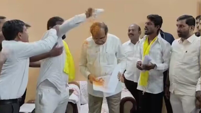 Radhakrishna Vikhe Patil : धनगर आरक्षणासाठी विखे पाटलांवर उधळला भंडारा radhakrishna vikhe patil dhangar arakshan reservation throw bhandar