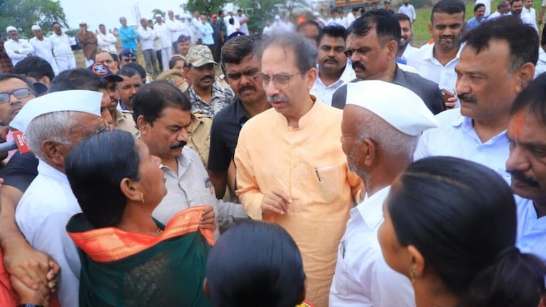 Uddhav Thackeray : चिमुकल्याने दिली उद्धव ठाकरेंना शिदोरी, म्हणाले माझ्याकडे शब्द नाहीत Uddhav Thachkeray Ahmednagar district drought inspection