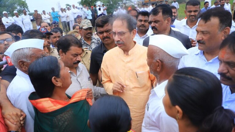 Uddhav Thackeray : चिमुकल्याने दिली उद्धव ठाकरेंना शिदोरी, म्हणाले माझ्याकडे शब्द नाहीत Uddhav Thachkeray Ahmednagar district drought inspection