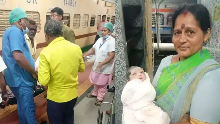 मुंबईकडे येत असतानाच प्रसूतीकळा; रेल्वे स्थानकात दिला गोंडस बाळाला जन्म Mumbai Tak