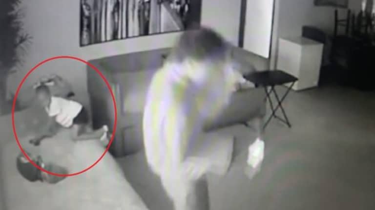 Video : खऱ्याखुऱ्या बंदुकीशी खेळ अन् अचानक सुटली गोळी, चिमुकलीचा… girl shot herself with gun cctv footage viral in social media florida story