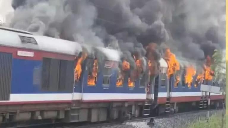 अहमदनगर-आष्टी रेल्वेला भीषण आग, 2 डबे जळून खाक Ahmednagar-Ashti railway caught fire 2 coaches gutted no casualties