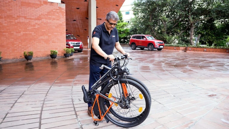 आनंद महिंद्रा ‘तिच्या’ प्रेमात, पोस्ट शेअर करत दिली नव्या ‘आविष्कारा’ची माहिती anand mahindra viral post worlds first foldable bicycle praise iit student for innovation ride on dimond frame baike