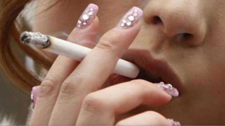 Crime: मुलींनी सिगारेट ओढणं आवडलं नाही, वृद्धाने एका मिनिटात… old man did not like girls smoking cigarettes openly set fire to the cafe crime news indore