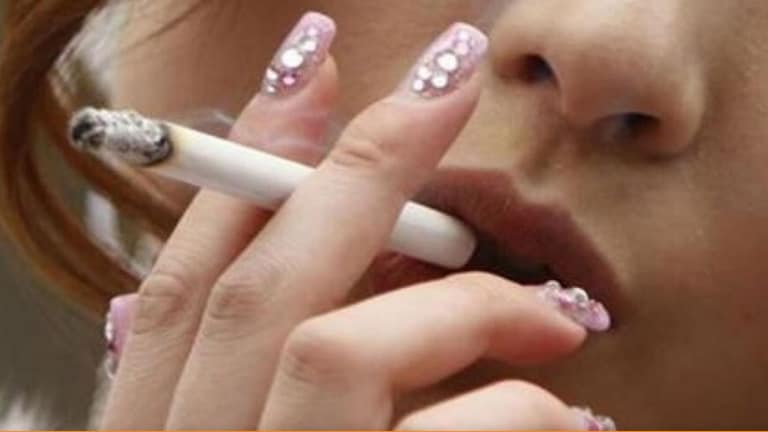 Crime: मुलींनी सिगारेट ओढणं आवडलं नाही, वृद्धाने एका मिनिटात… old man did not like girls smoking cigarettes openly set fire to the cafe crime news indore