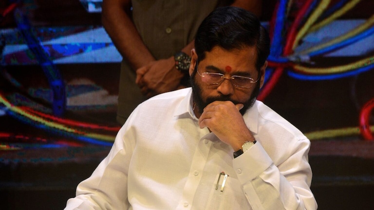 Shiv Sena: ‘…असे मराठा मुख्यमंत्री आम्हाला नको’, CM शिंदेंना त्यांच्याच नेत्याने ठणकावलं! Shiv Sena: '...असे मराठा मुख्यमंत्री आम्हाला नको', CM शिंदेंना त्यांच्याच नेत्याने ठणकावलं!