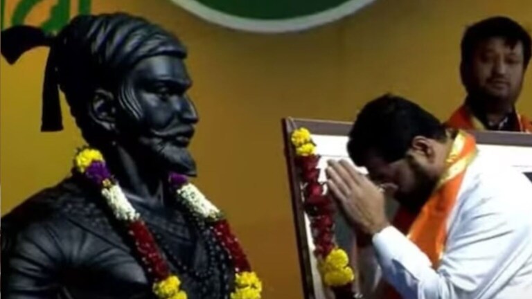 मुख्यमंत्र्यांनी मध्येच भाषण थांबवून शिवरायांची घेतली शपथ, नेमकं प्रकरणं काय? mumbaitak