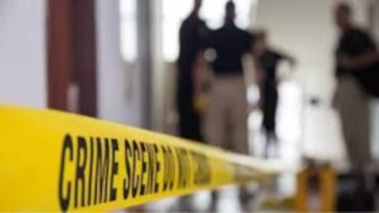 Crime : चार मुलांसमोरच बायकोचा दाबला गळा, मरेपर्यंत सोडलंच नाही; कारण… husband killed wife in front of children illicit relationship delhi crime news