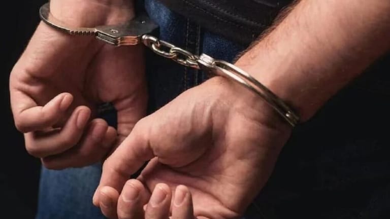 घड्याळ दुरुस्ती करणाऱ्याकडे सापडला 1.3 कोटींचा ‘माल’, नेमकं होतं तरी काय? mumbai drugs crime branch 1.3 crore worth of drugs found with watch repairer