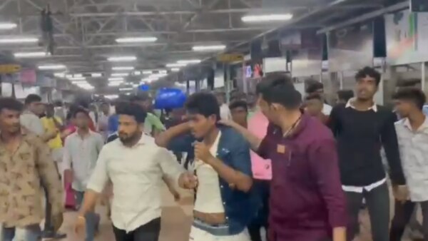 after beating marathi youth by hawkers mns workers also beat up hawkers incident in kalyan
