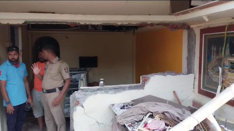 कराड शहर स्फोटानं हादरलं! 9 जखमी, 7 घरांना गेले तडे, नेमकं घडलं काय? satara karad cylinder blast mujawar colony in karad 9 people injured houses were also destroyed