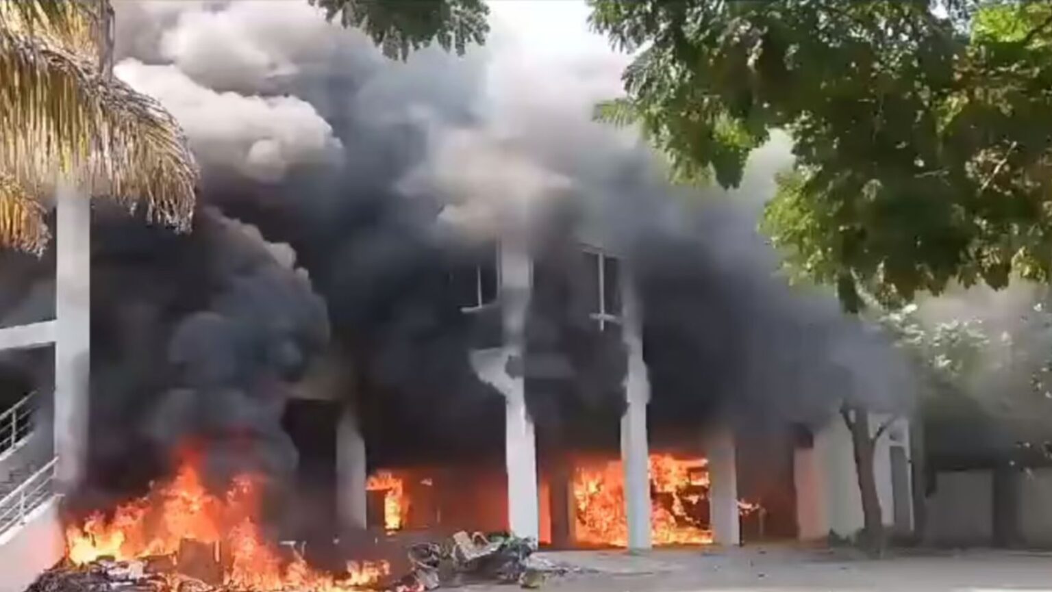 Manoj Jarange Patil protest for Maratha reservation was burnt, buses were set on fire, police vehicles were set on fire.