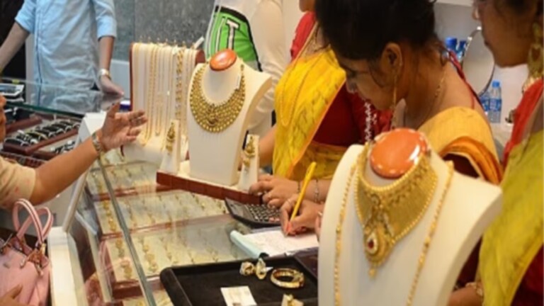 Gold Price Today : सोनं झालं खूपच स्वस्त… किती रुपयांनी घसरल्या किंमती? The price of gold is under pressure due to turmoil in the international market. Given this decline, is this the right time to invest in gold?