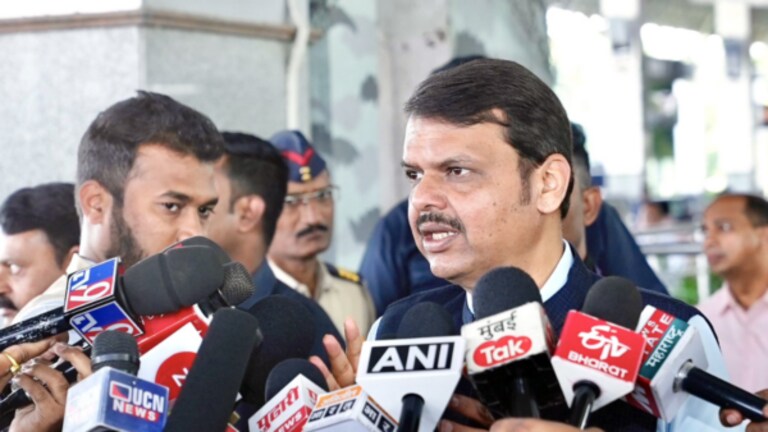 Maratha Reservation : “मूर्ख बनवायला…”, फडणवीसांनी सांगितलं सरकारच्या मनात काय? Manoj Jarange will start hunger strike from 25 October. devendra fadnavis cleared maharashtra govt stand.