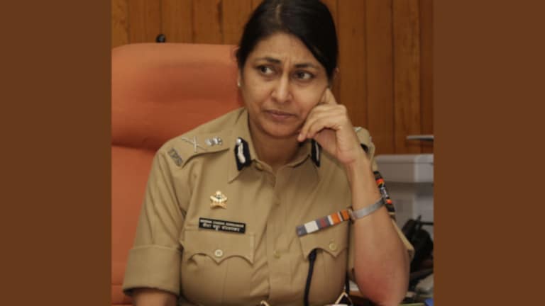 ‘दादा’ म्हणत होते पोलिसांची जमीन बिल्डरला द्या, मी म्हणाले देणार नाही; मीरा बोरवणकरांचा गौप्यस्फोट Meera borwankar Revealed about how pune's guardian minister pressurized her for hand over land to builder.