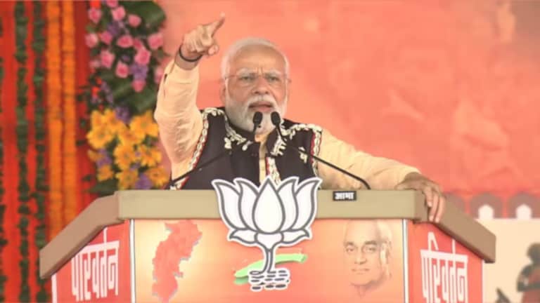 Caste Census : ‘हिंदूंनी त्यांचे हक्क घ्यावेत का?’, जात जनगणनेवर PM मोदींचं मोठं विधान Prime Minister Narendra Modi fiercely targeted the Congress over caste census.