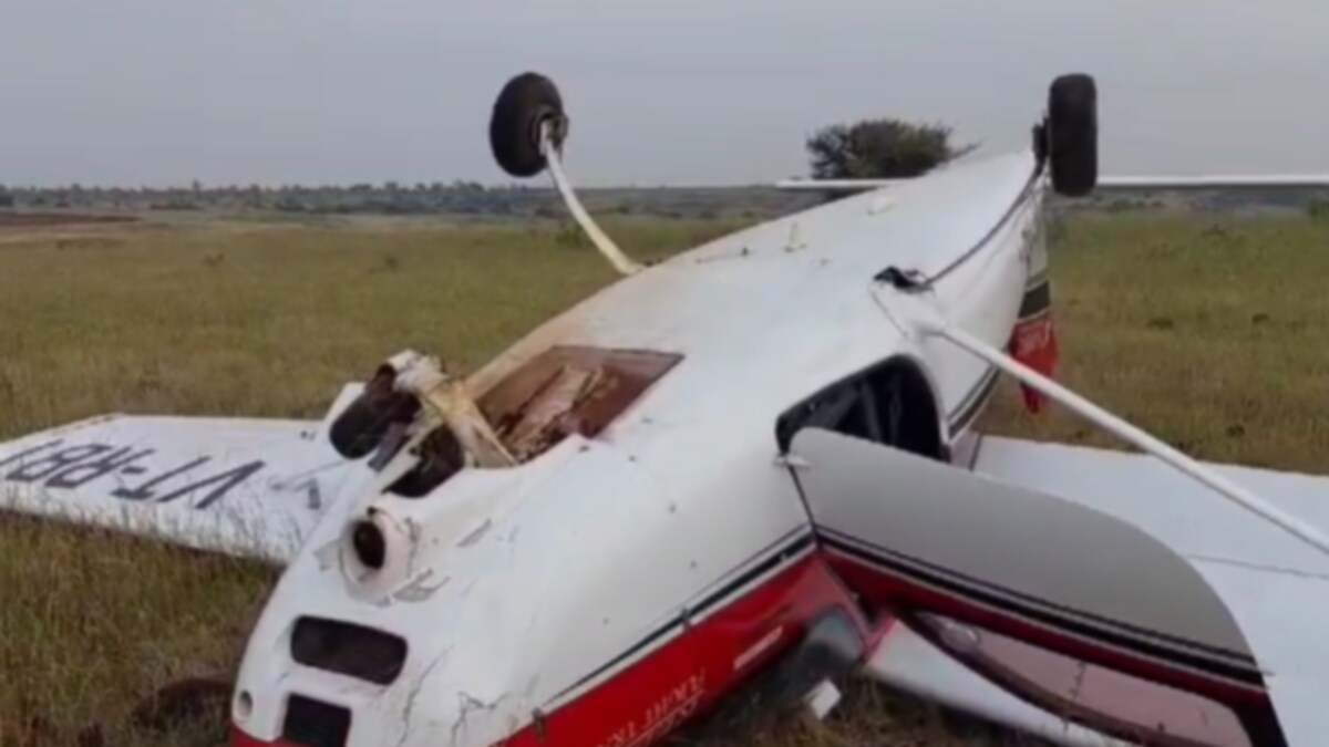 Pune Plane crash : बारामतीत विमान कोसळलं, लँडिंगवेळीच घडली दुर्घटना Training Plane Crashed in Baramati Pune two pilots injured