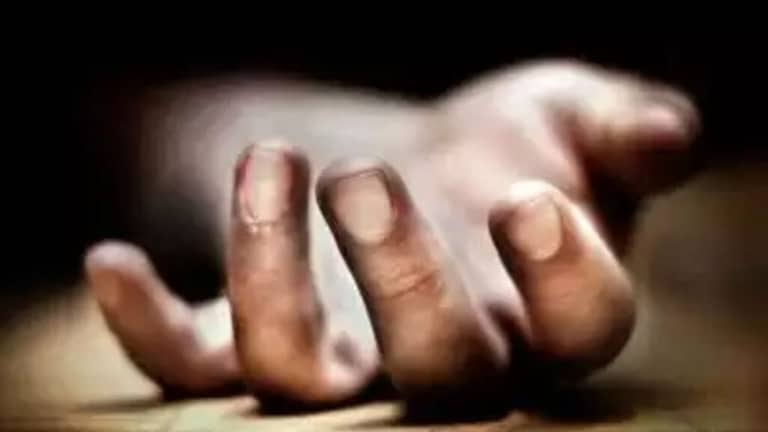 किडनी निकामी, त्यातच डोक्यावर कर्ज, पती-पत्नी मुलाची सामूहिक आत्महत्या mass suicide mixed poison