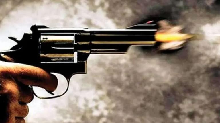 Crime: मुंबईतील पोलिसाने चक्क केली तरुणाची हत्या, कारण… mumbai police firing one person killed two others seriously injured firing loan officer quick response team qrt for looting