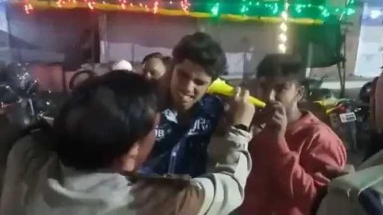 रोडरोमियोंना अद्दल! पोलिसांनी अशी दिली शिक्षा, मुलींची छेडछाड आली अंगलट viral video up police punished those molested the girls video went viral
