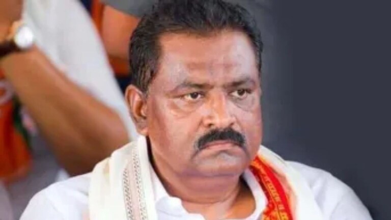 महिलेला विवस्त्र करून मारहाण : पत्नीवर गुन्हा दाखल होताच सुरेश धसांची मोठी मागणी Assaulting woman by stripping her clothes case was registered against the wife suresh dhasa made demand