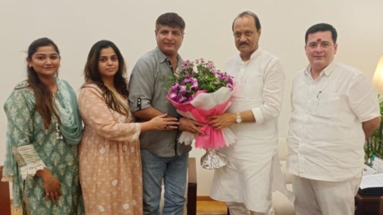 Ncp Crises: शरद पवारांचे समर्थक ‘कलानी कुटुंब’ दादांच्या भेटीला; राजकारणात खळबळ Ncp Crises Is Pappu Kalani's son Omi Kalani Going to join Ajit Pawar group, a new discussion in politics