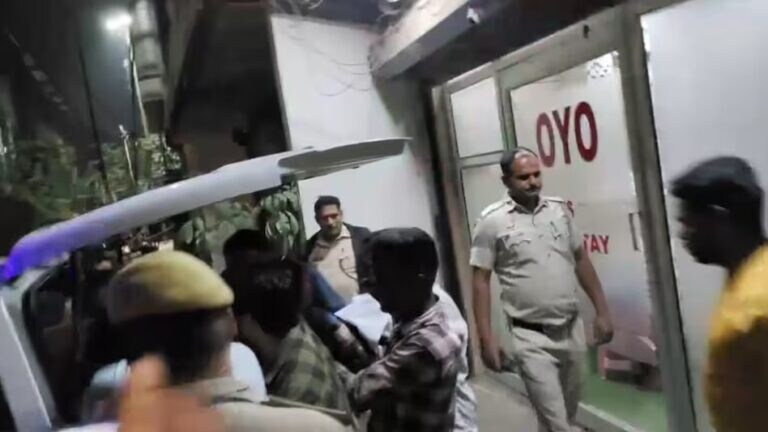OYO रूममध्ये प्रियकरासोबत पोहोचली विवाहित प्रेयसी, चेकआऊटवेळी दोघंही आढळले भयानक अवस्थेत! Delhi Crime Married girlfriend reaches OYO room with boyfriend they both found in terrible condition