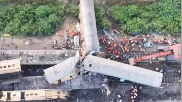 Andhra Pradesh Train Accident: रेल्वे धडकल्या… 13 प्रवाशांचा मृत्यू, भयंकर अपघाताचं कारण आलं समोर So far 13 people have died in a train accident in Vizianagaram district of Andhra Pradesh. About 50 people have been injured in this accident.