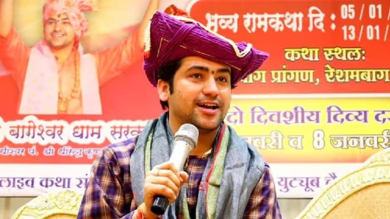 बागेश्वर बाबाच्या दरबारात भाविकांना मारहाण, हाणामारीचा व्हिडीओ व्हायरल devotees beaten up by volunteers darbar pandit dhirendra shastri bageshwar dham in Pune