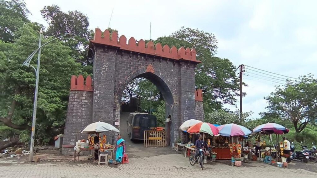 person pretending to be a descendant of historic durgadi fort site in kalyan transferred fort site to his own name on basis of forged documents
