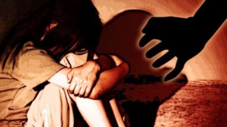 Crime : प्रियकराचा मुलीवर बलात्कार अन् आईला तुरूंगवासाची शिक्षा, प्रकरण काय? kerla minor rape case women jailed for 40 year live in partner rape daughter posco case crime news