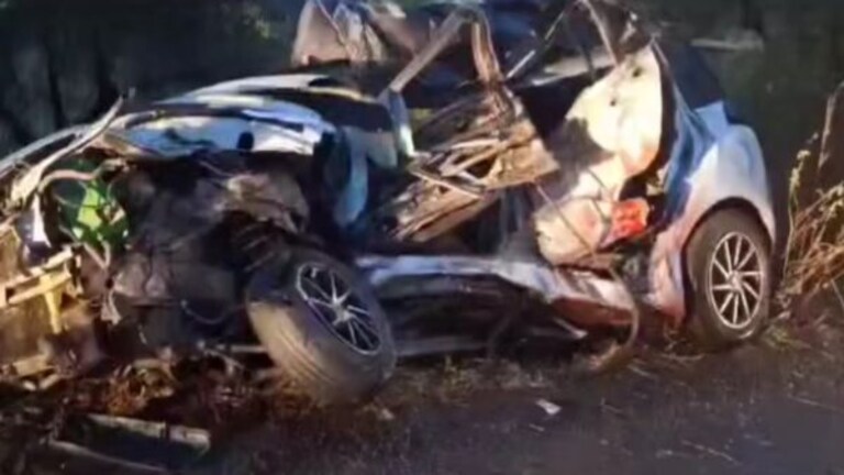 Nashik Accident : नाशिकच्या 5 भाविकांवर काळाचा घाला, कार-कटेंनरच्या भीषण अपघताात मृत्यू nashik accident news Swift car and container accident five people dies nashik manmad yeola highway accident
