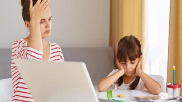 Parenting Tips : पालकांच्या ‘या’ सवयी मुलांच भविष्य करतात खराब, आजच बदला Parenting tips Sign of competitive Parent kill future of children