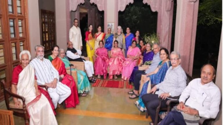 NCP : राष्ट्रवादीतील फुटीनंतर दुसऱ्यांदा पवार कुटंबिय एकत्र, सुप्रिया सुळेंकडून फोटो शेअर sharad pawar family come together second time shrinivas pawar govind bag padwa celebratiom ajit pawar
