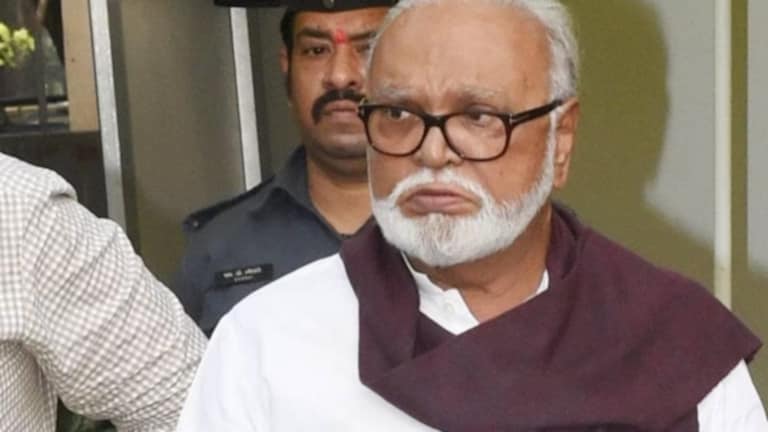 Chhagan Bhujbal : शिंदेंच्या मंत्र्याने भुजबळांना सुनावलं; म्हणाले, “कुणबी प्रमाणपत्र रद्द…” shambhuraj desai slams chhagan Bhujbal over his statement about Kunbi caste certificate