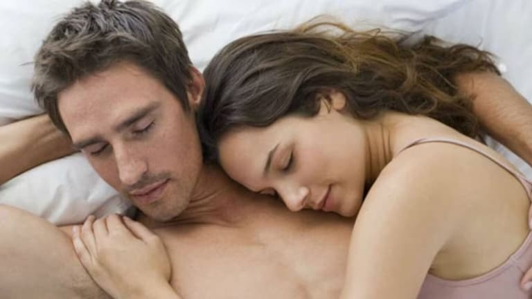 तुमच्या जोडीदाराशी तुमचे नाते कसे आहे?  जाणून घ्या ‘या’ गोष्टीतून… relationship how you sleep with your partner reveals how is your couple